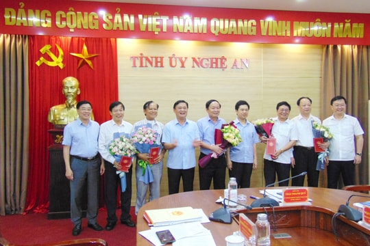 Thường trực Tỉnh ủy gặp mặt cán bộ nghỉ hưu theo chế độ