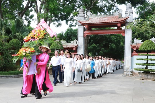 Báo Nghệ An dâng hoa, dâng hương tại Khu Di tích Quốc gia đặc biệt Kim Liên