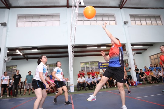 Sôi nổi các trận đấu tại Giải Bóng chuyền hơi nữ Công đoàn Viên chức Nghệ An