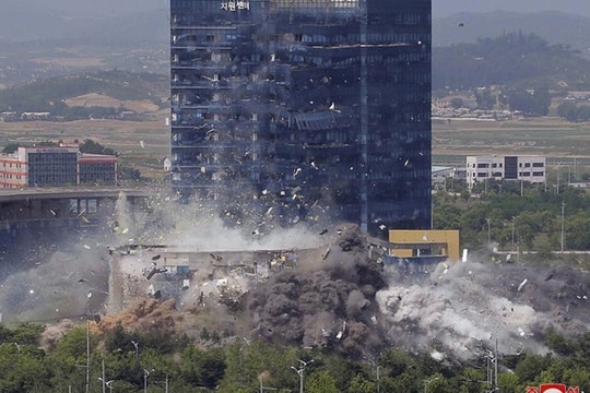 Khoảnh khắc Văn phòng Liên lạc Hàn - Triều bị giật sập