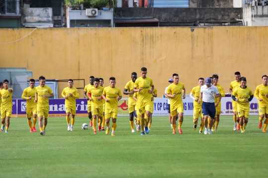 Cận cảnh buổi tập của SLNA trước 'đại chiến' gặp Hà Nội tại Hàng Đẫy