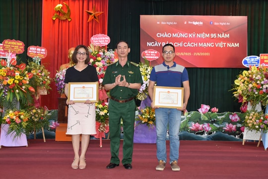 Bộ đội Biên phòng tỉnh tặng giấy khen cho 1 tập thể và 2 cá nhân Báo Nghệ An 