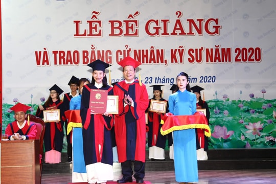 Đại học Vinh trao bằng cử nhân, kỹ sư cho 2.237 sinh viên