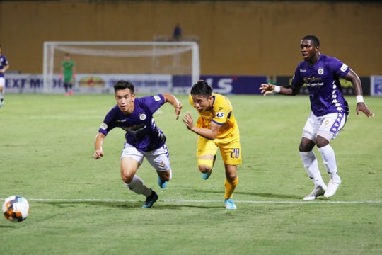 Cổ động viên Sông Lam Nghệ An và Hà Nội mở hội bóng đá tại Hàng Đẫy