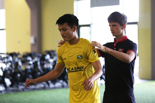 'Đột nhập' khu tập hồi phục chấn thương cho đội trưởng SLNA tại Trung tâm PVF