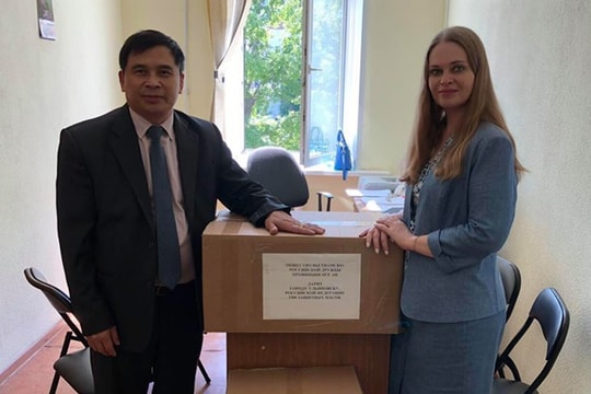 Hội Hữu nghị Việt - Nga tỉnh Nghệ An trao tặng khẩu trang cho TP. Ulyanovsk (Nga)