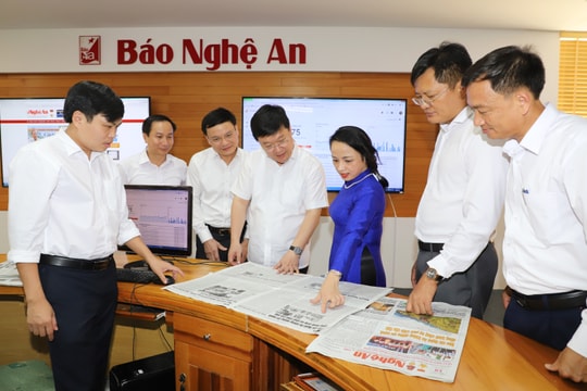 Chủ tịch UBND tỉnh Nguyễn Đức Trung thăm, chúc mừng Báo Nghệ An và Đài PT-TH tỉnh
