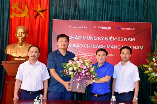 Các đơn vị chúc mừng  Báo Nghệ An nhân ngày 21/6