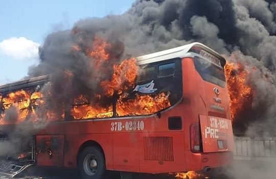 Ô tô giường nằm của nhà xe Nghệ An cháy rụi dưới trời nắng gắt