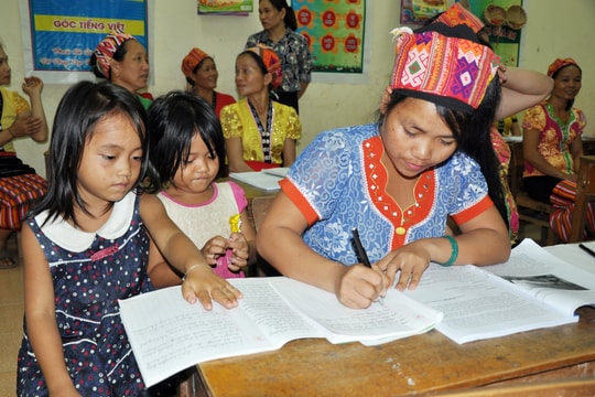 Phụ nữ vùng cao Nghệ An cùng con đến lớp học... đánh vần