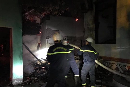 Cháy nhà dân trong đêm, lửa xuất phát từ lò ấp trứng