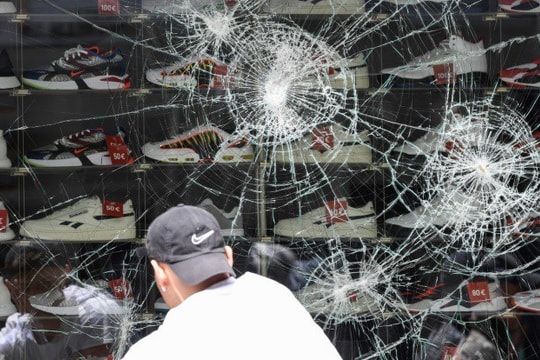 Bạo lực dữ dội ở Stuggart (Đức), xe cảnh sát và cửa hàng bị đập phá