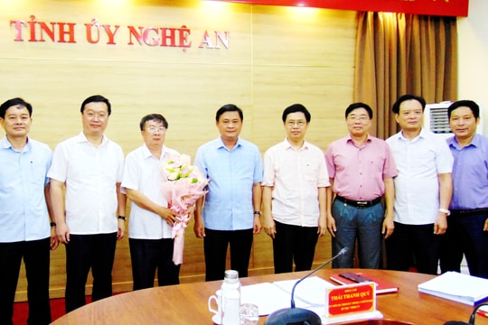 Thường trực Tỉnh ủy Nghệ An gặp mặt cán bộ nghỉ hưu theo chế độ