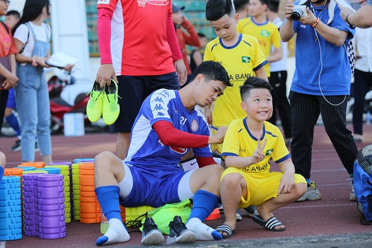 Fan nhí 'đại náo' buổi tập của SLNA và TP HCM trước 'đại chiến' trên sân Vinh