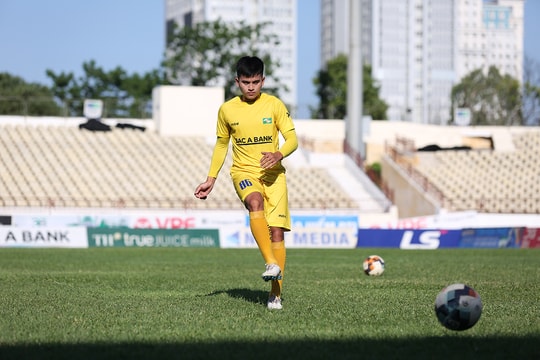 Trung vệ trẻ Thái Bá Sang của SLNA tự tin 'đối đầu' đàn anh Phi Sơn, Công Phượng