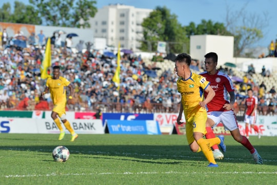 Gần 1 vạn khán giả vào sân Vinh, nhiều người phải mua vé chợ đen với giá 'cắt cổ'