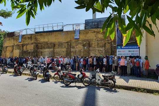 Cổ động viên đội nắng xếp hàng mua vé trận Sông Lam Nghệ An – TP. Hồ Chí Minh 