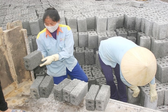 Phụ nữ ở làng 'đếm gạch lấy tiền' cực nhọc mưu sinh trong mùa nắng nóng