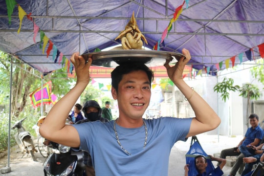 Người dân quê lúa Yên Thành đội cỗ xôi gà đi cúng trong ngày Tết Đoan Ngọ