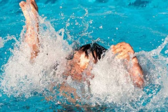 Nhóm bạn rủ nhau tắm mát trong ngày Tết Đoan ngọ, 1 nam sinh tử vong