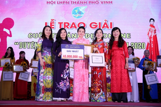 15 phụ nữ TP Vinh được trao giải Cuộc thi ảnh đẹp online 'Duyên dáng áo dài Việt Nam'