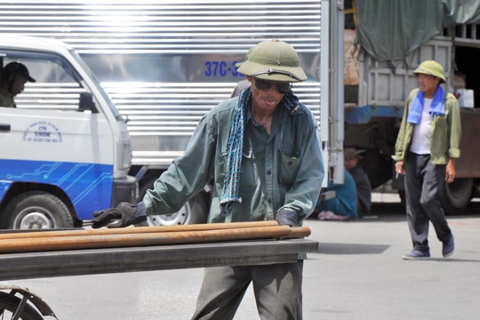 Cửu vạn gồng mình mưu sinh giữa nắng gắt thành Vinh