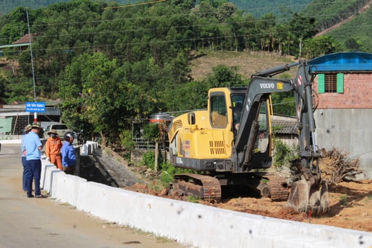 Quỳ Hợp hỗ trợ khắc phục hậu quả do 4 hộ dân vi phạm hành chính gây ra trên Quốc lộ 48D