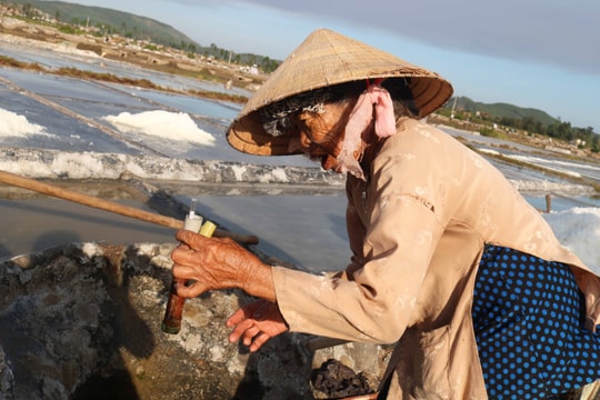 Diêm dân Nghệ An 'chắt nước gom muối' dưới trời đỉnh nắng 