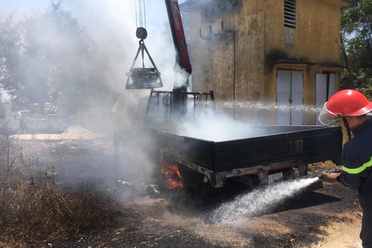 Xe cẩu bốc cháy cạnh trạm biến áp, tài xế tử vong tại chỗ