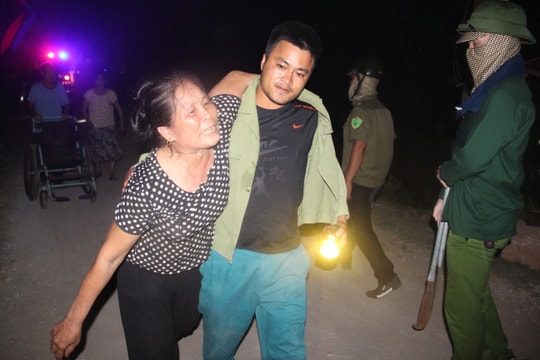 Nghệ An: Di dời khẩn cấp trên 200 hộ dân gần khu vực cháy rừng ở Diễn Châu