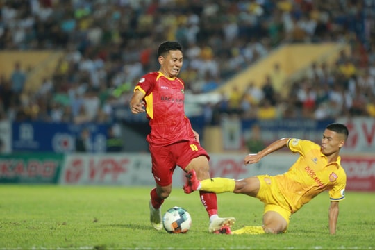 Hàng thủ hớ hênh, SLNA thua trắng tại Thiên Trường trước Nam Định