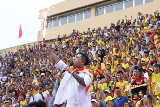 Hồ Tuấn Tài đeo băng thủ quân SLNA, Tuấn Hưng khuấy động 'chảo lửa' Thiên Trường