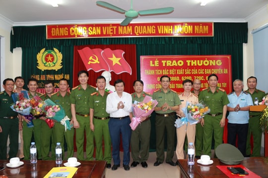 Khen thưởng 5 chuyên án thu giữ 54 kg ma túy dạng đá ở Nghệ An