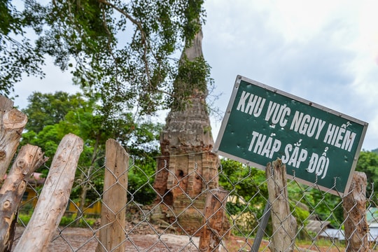 Tháp cổ ở biên giới Nghệ An có nguy cơ đổ sập