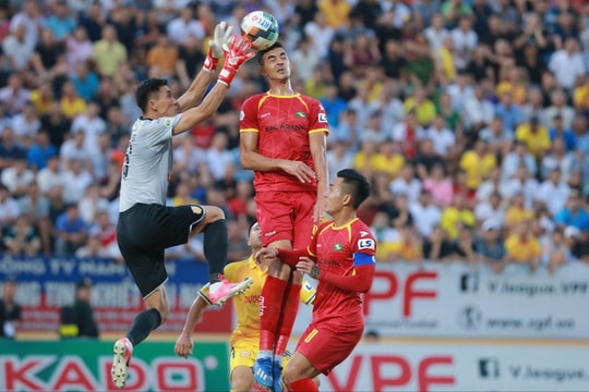 Cần 158 phút, 14 cú sút để có 1 bàn thắng, chuyện gì đang xảy ra với SLNA? 