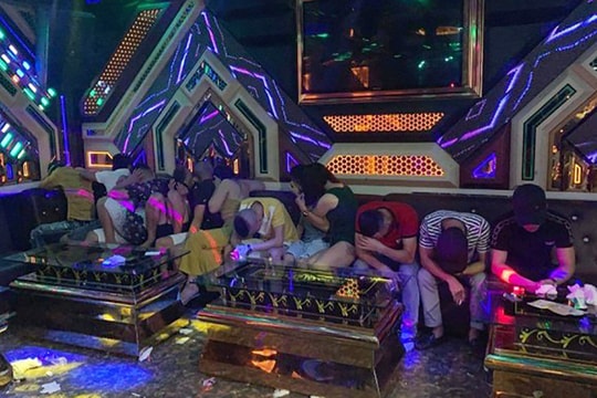 20 dân chơi bay lắc trong phòng hát karaoke 