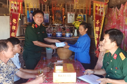 Cục Hậu cần Quân khu 4 trao 240 triệu đồng xây dựng nhà tình nghĩa