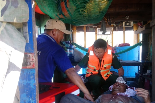 Cứu thuyền viên Nghệ An bị thanh sắt rơi vào đầu khi đang đánh cá trên biển