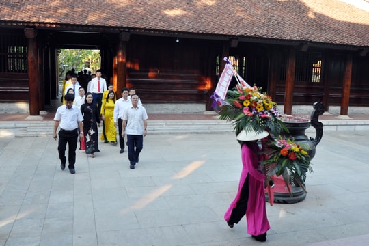 Sở Du lịch Nghệ An dâng hoa, dâng hương tưởng niệm Chủ tịch Hồ Chí Minh