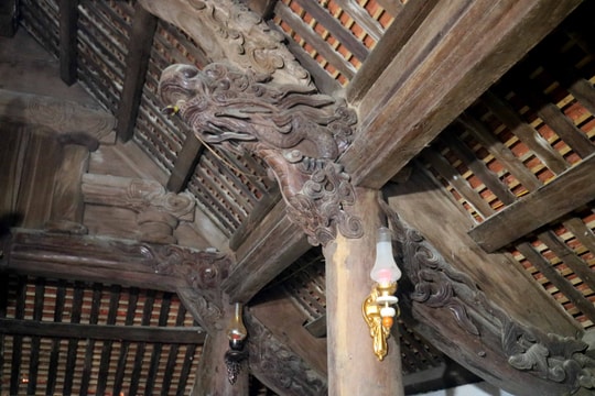 Cuốn hút 'nét chạm trổ phượng long' của ngôi đền cổ làng trung du Nghệ An