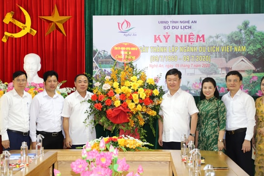 Chủ tịch UBND tỉnh Nguyễn Đức Trung chúc mừng ngành Du lịch nhân ngày truyền thống