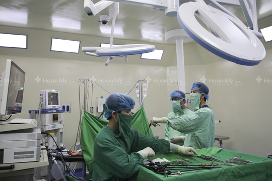 Bụng to bất thường, cô gái 21 tuổi không ngờ mang khối u như quả bóng