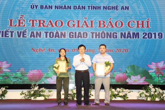 Tỉnh Nghệ An trao Giải báo chí viết về ATGT năm 2019