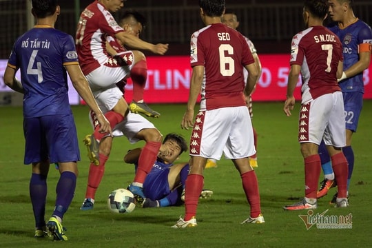 Bóp cổ cầu thủ đối phương, HLV Phố Hiến bị kỷ luật; Công Phượng 'thoát án' ngoạn mục