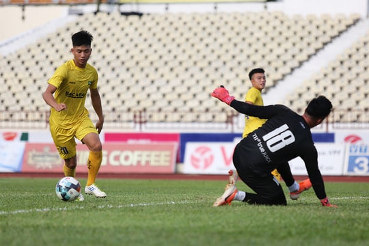Phan Văn Đức phô diễn kỹ thuật trong buổi tập đấu Hồng Lĩnh Hà Tĩnh