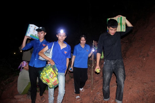 Xuyên đêm băng rừng tiếp tế cho lực lượng chữa cháy ở Nghệ An