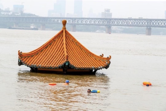 Trung Quốc liên tiếp nâng báo động lũ, hàng triệu người khốn khổ