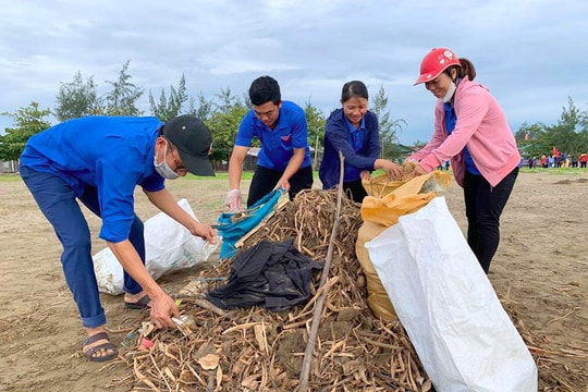 Rác trên bãi biển Diễn Thành (Nghệ An) được thu gom