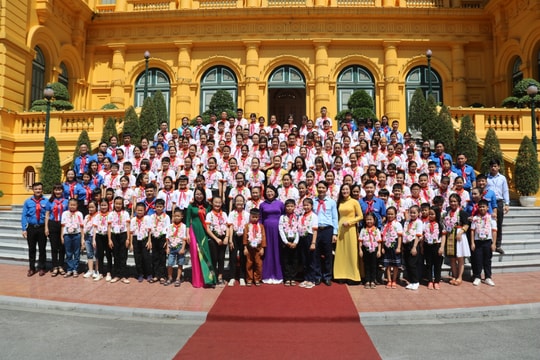 Phó Chủ tịch nước Đặng Thị Ngọc Thịnh gặp gỡ đoàn đại biểu Cháu ngoan Bác Hồ tỉnh Nghệ An