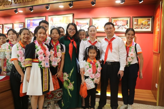 Đoàn đại biểu Cháu ngoan Bác Hồ tỉnh Nghệ An tham quan trung tâm làm việc Kiểm toán Nhà nước